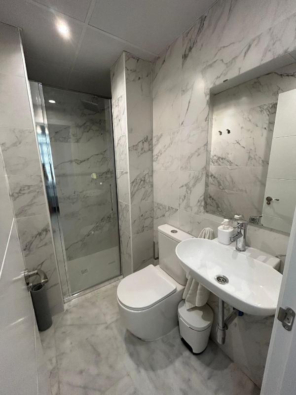 Twin Room with Private Bathroom image 4