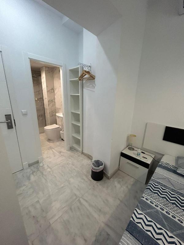 Twin Room with Private Bathroom image 3