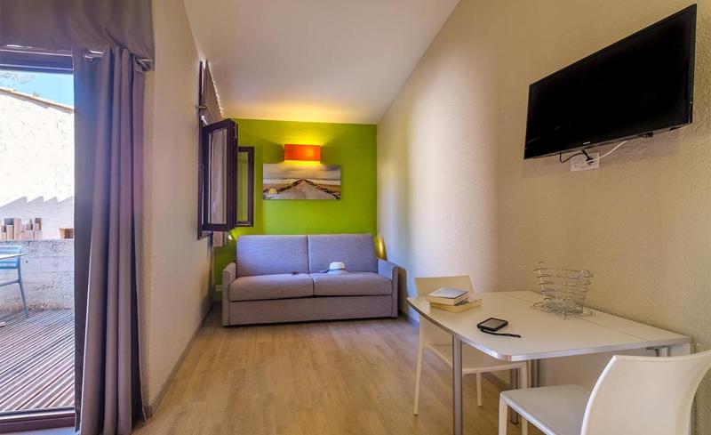 One-Bedroom Apartment image 2