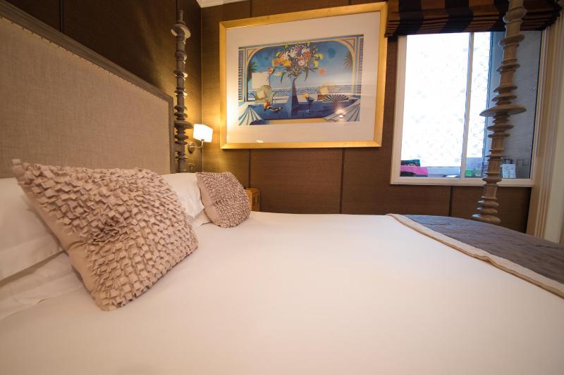 Small Double Room image 3