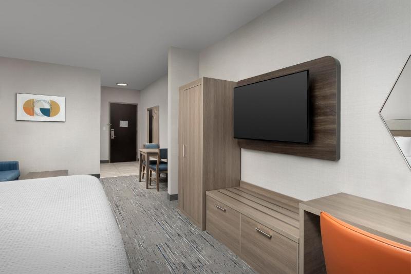 King Suite - Non-Smoking image 3