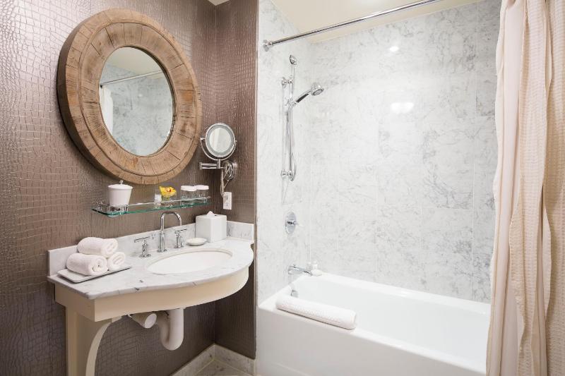 Executive King Suite image 3