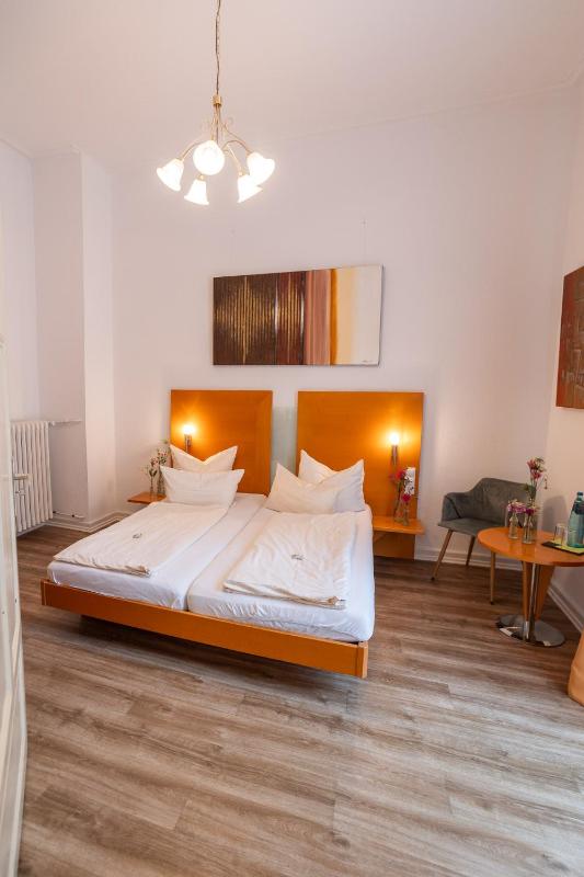 Double Room image 4