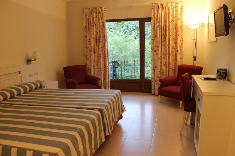 Standard Twin Room image 2