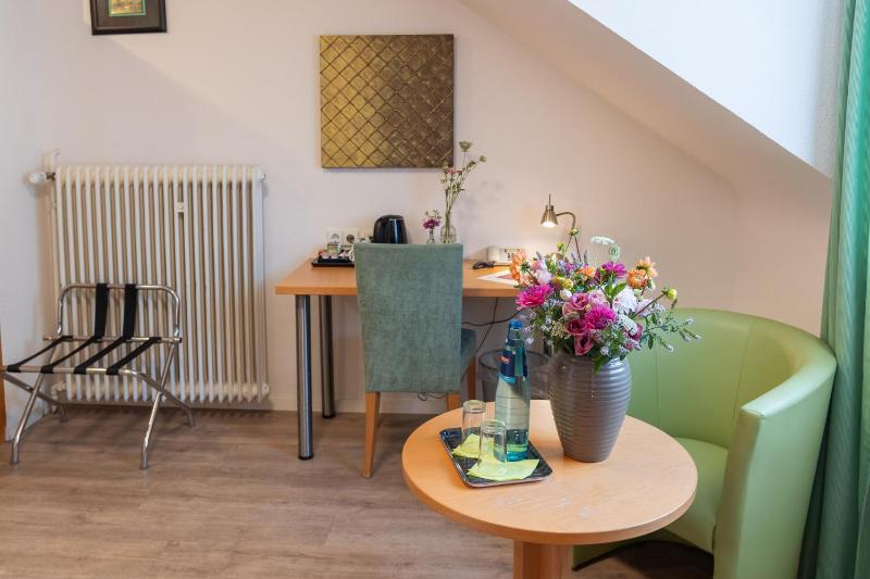 Standard Twin Room image 1