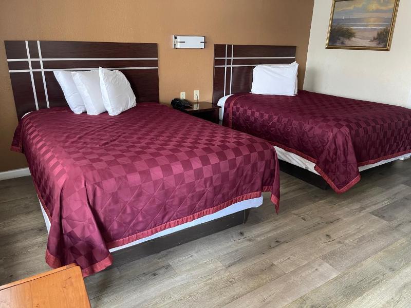 Queen Room with Two Queen Beds image 2