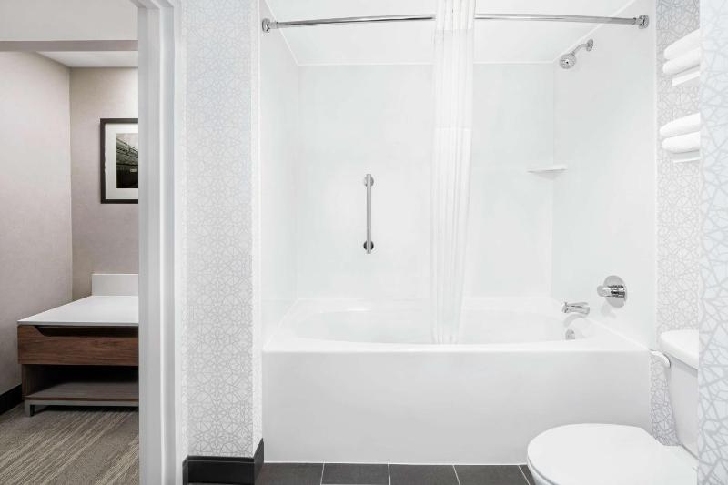 2 Queen 1 Bedroom with Sofabed Corner Suite Nonsmoking  image 3