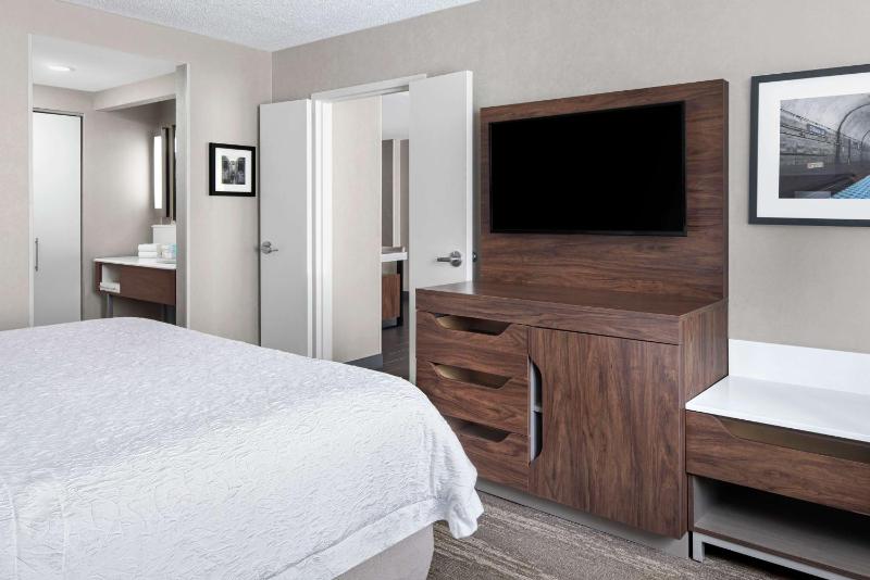 One-Bedroom Suite with Two Queen Beds image 1