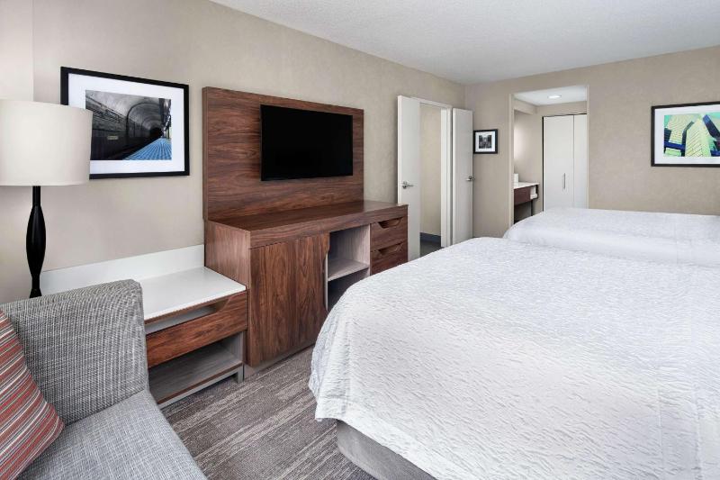 One-Bedroom Suite with Two Queen Beds image 4
