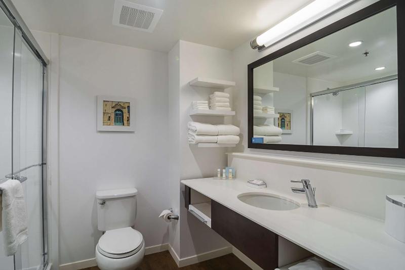 Queen Room with Two Queen Beds - Non-Smoking image 3