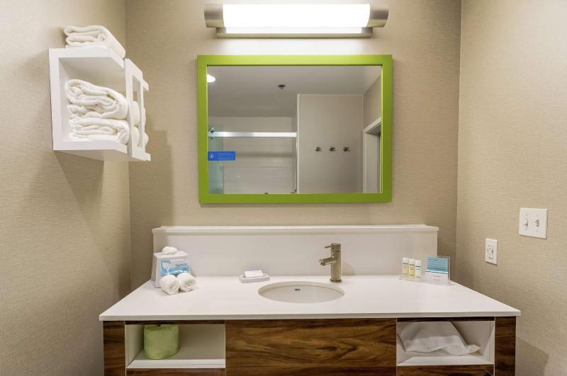 Queen Room with Two Queen Beds - Hearing Access/Non-Smoking image 2