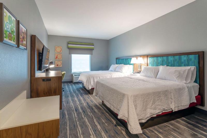 Queen Room with Two Queen Beds image 3