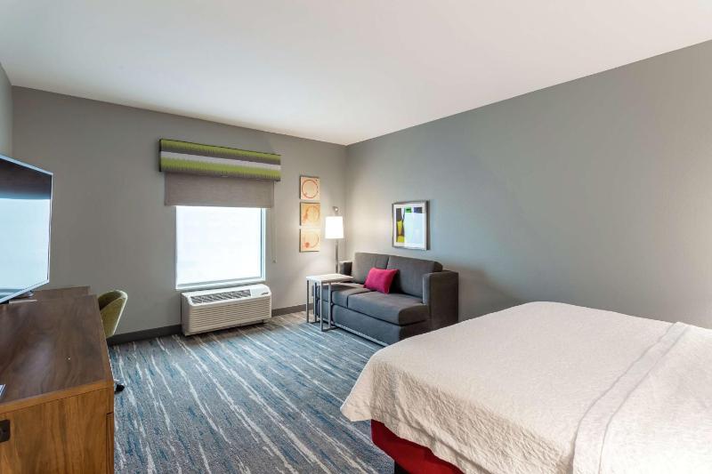King Room with Sofa Bed - Non-Smoking image 4