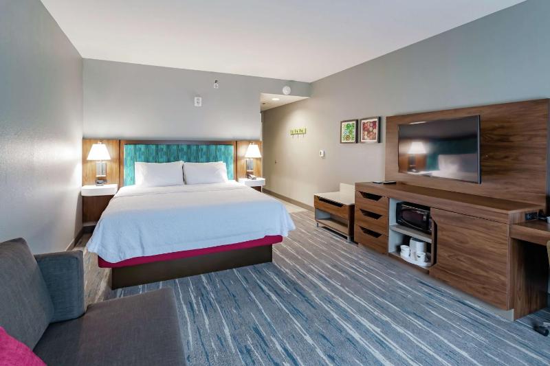 King Room with Sofa Bed - Non-Smoking image 3