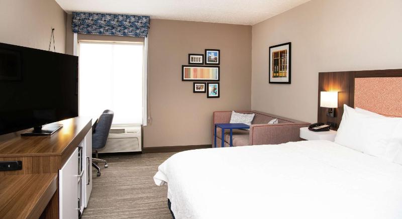 King Room with Sofa Bed - Non-Smoking image 3