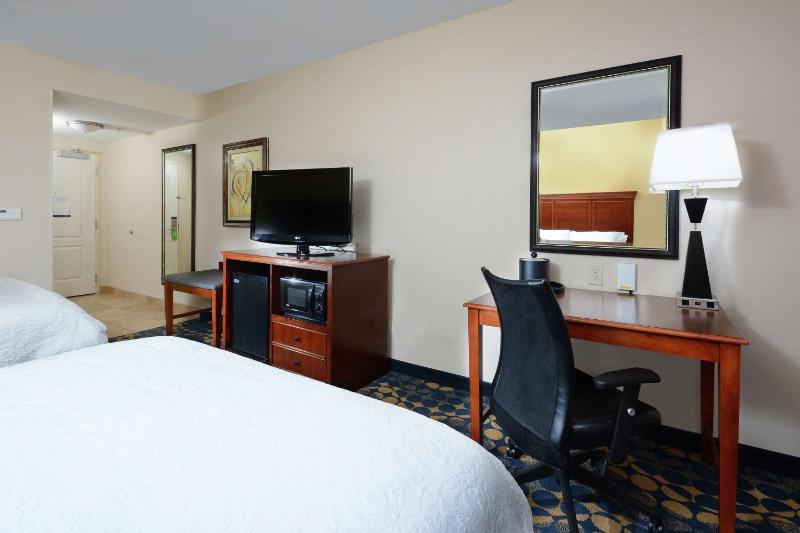 Queen Room with Two Queen Beds - Non-Smoking image 3
