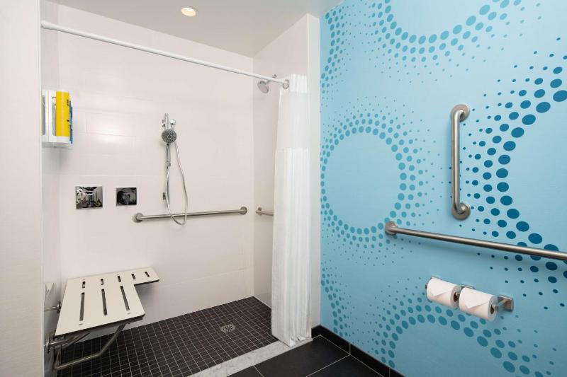 Queen Room with Two Queen Beds - Hearing Access image 1