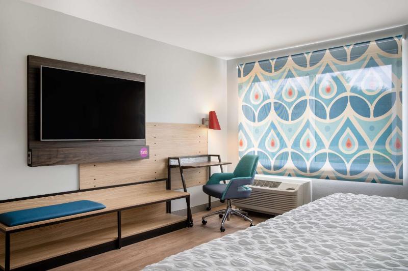 King Room with Roll-In Shower - Mobility Access image 3