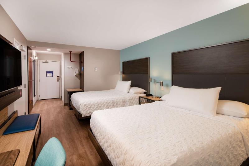 Queen Room with Two Queen Beds image 4