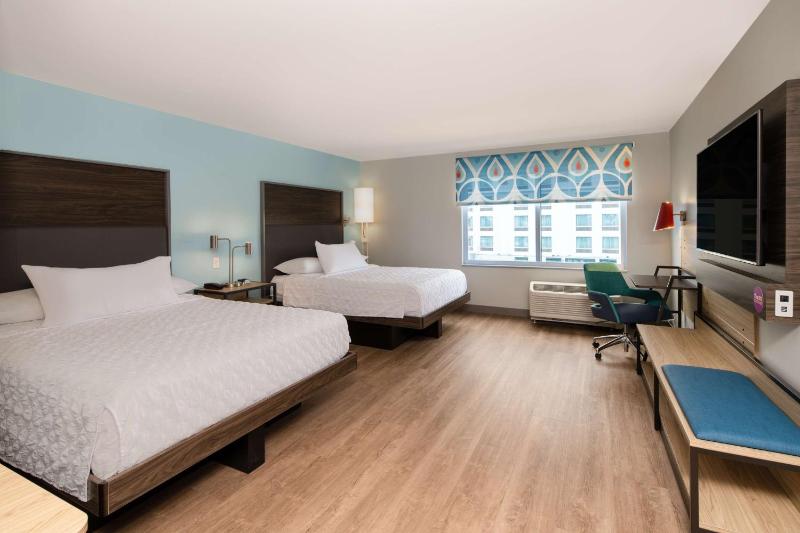 Queen Room with Two Queen Beds and Roll-In Shower - Mobility Access image 3