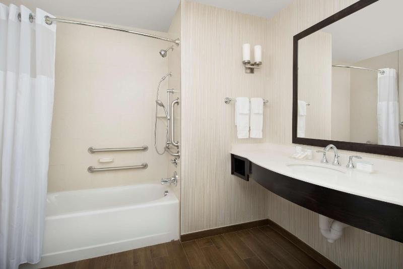 King Room with Accessible Tub - Mobility Access image 3