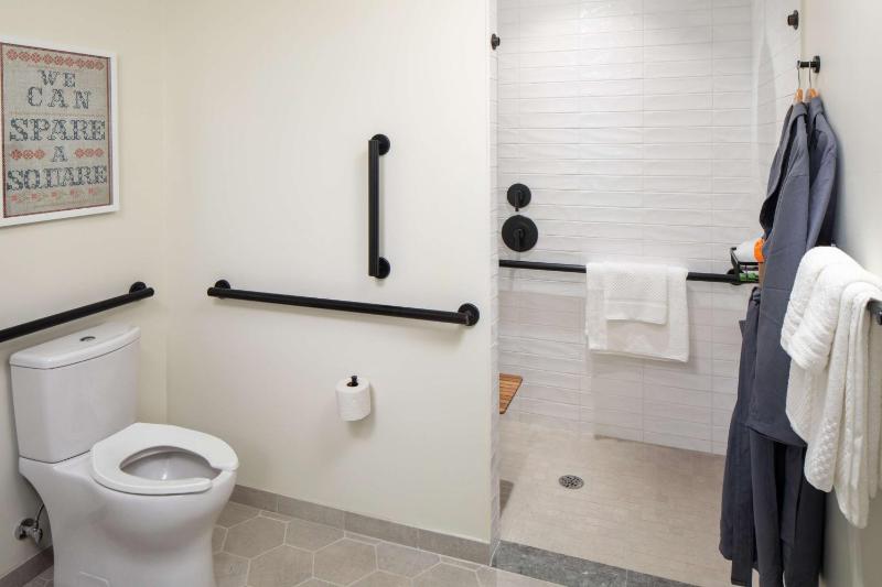 Premium King Room - Hearing/Mobility Accessible image 2
