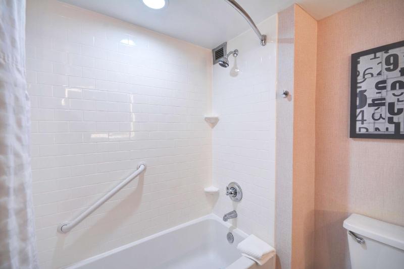 King Suite with Accessible Tub - Mobility and Hearing Access/Non-Smoking image 2
