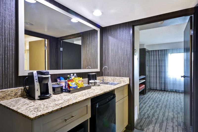 Premium King Suite - Non-Smoking image 4
