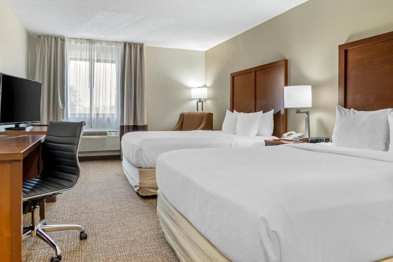 Queen Room with Two Queen Beds - Non-Smoking image 2
