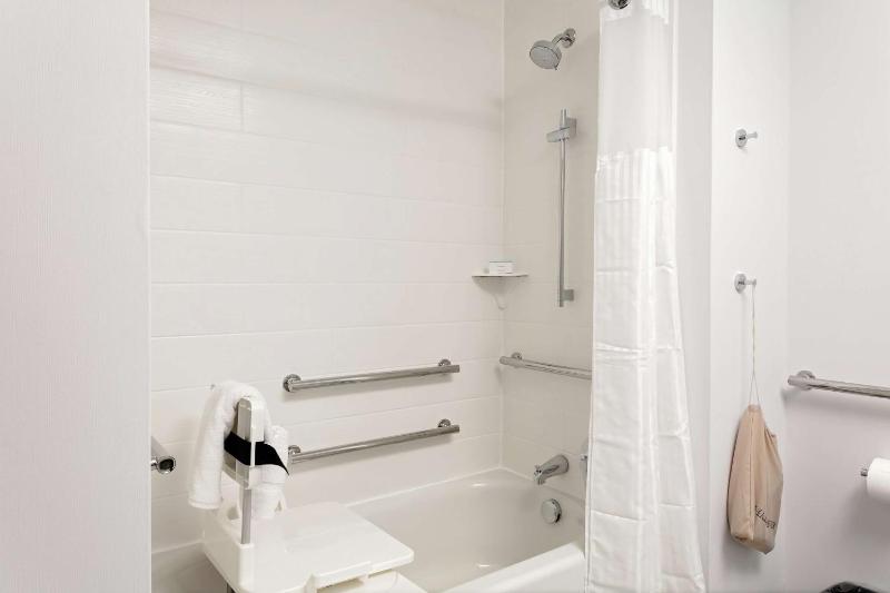King Room with Tub - Mobility and Hearing Access image 2