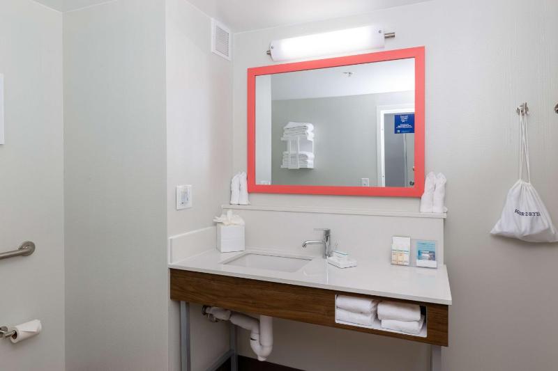 King Room with Accessible Tub - Mobility and Hearing Access/Non-Smoking image 2