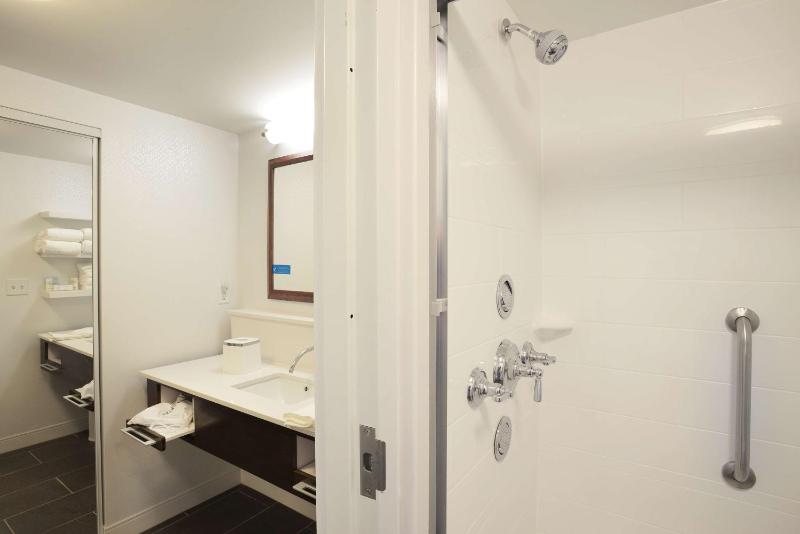 King Studio Suite with Spa Shower - Non-Smoking image 3