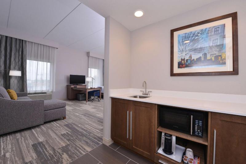 Queen Studio Suite with Two Queen Beds - Non-Smoking image 3