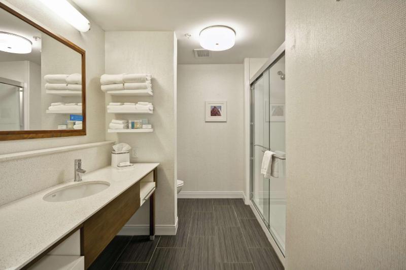 Queen Room with Two Queen Beds (4 Adults) image 1