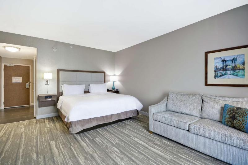King Room with Sofa Bed - Non-Smoking image 3