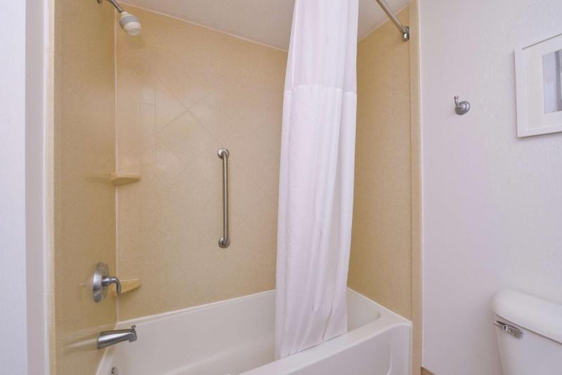 Room with Two Queen Beds - Non-Smoking image 2