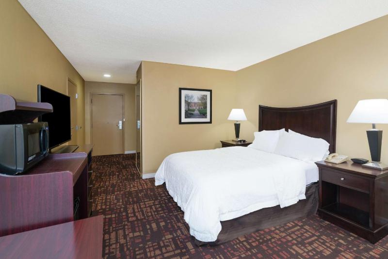 Queen Room with Mobility Access/Non-Smoking image 3