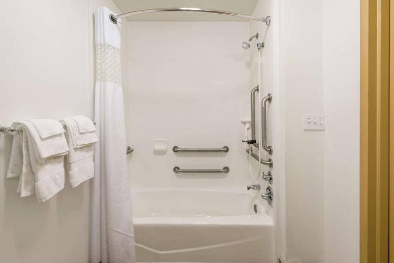 Queen Room with Mobility Access/Non-Smoking image 2