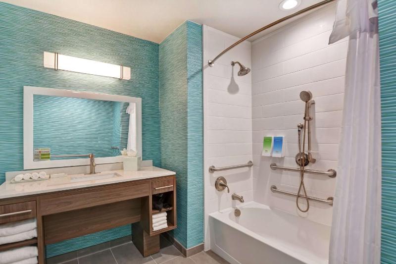 Queen Suite - Mobility Access/Non-Smoking image 4