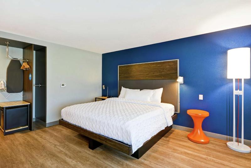 King Room with Bath Tub - Mobility and Hearing Access image 3
