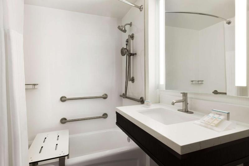 Queen Room with Two Queen Beds - Mobility Access image 2