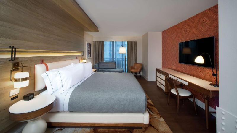 Premium King Room image 4