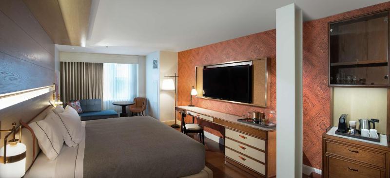 Deluxe King Room image 3