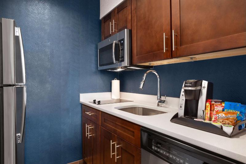 Premium King Studio Suite - Non-Smoking image 4