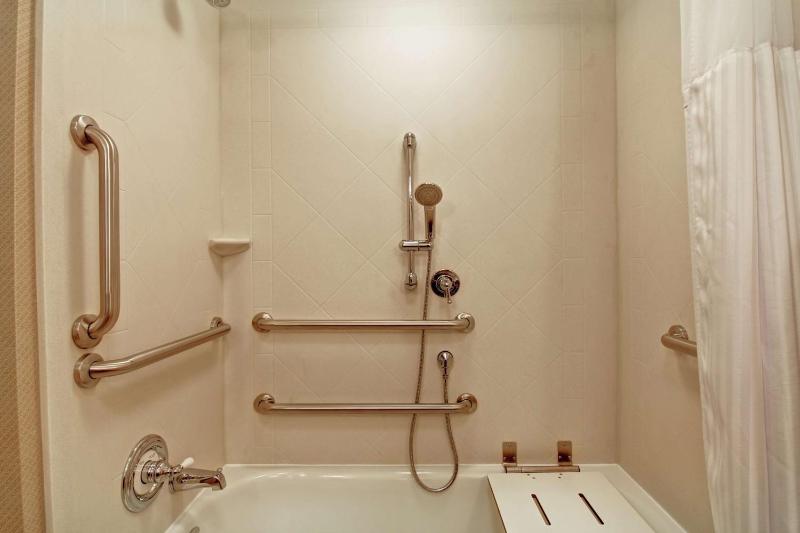 King Room with Tub - Mobility and Hearing Access image 4