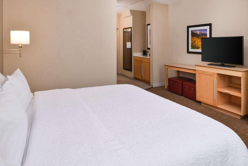 King Room - Mobility Accessible/Non-Smoking image 3