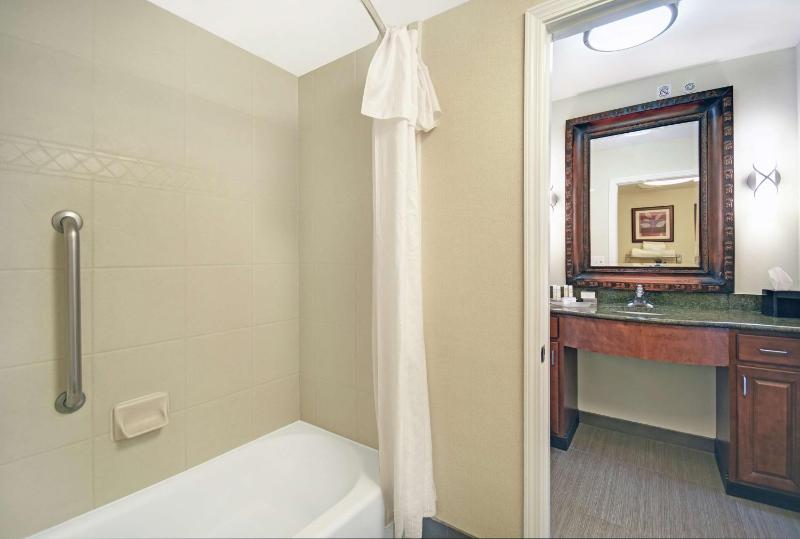 Two Bedroom Suite with One King and Two Queen Beds - Non-Smoking image 2