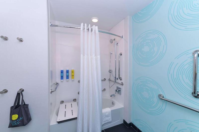 Queen Room with Two Queen Beds - Mobility Access image 2