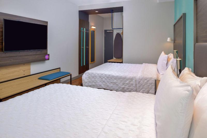 Queen Room with Two Queen Beds - Hearing Access image 3