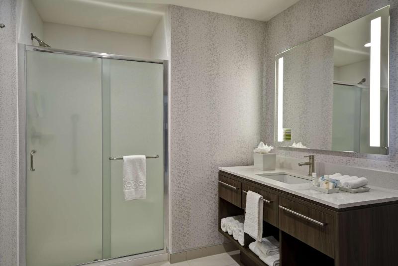 One-Bedroom King Suite - Non-Smoking image 2